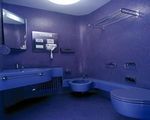 Санузел с мозаичными стенами