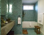Почти все стены и пол отделаны сетчатой мозаикой