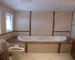 Декоры из мозаики разделяют разные типы плитки
