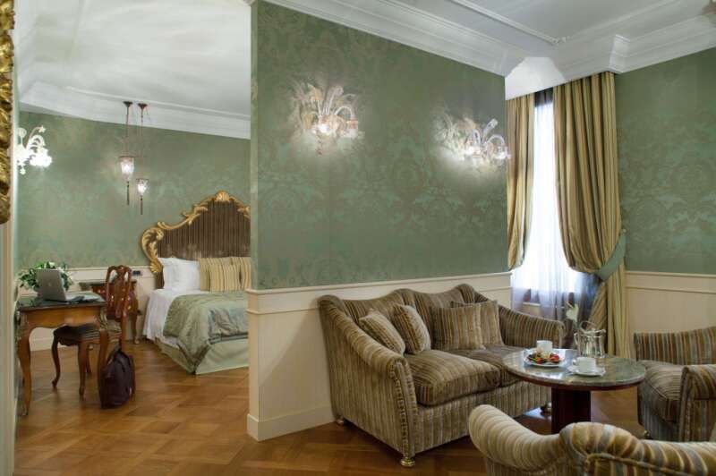 перегородка в классическом интерьере, спальня-гостиная, двухуровневая отделка стены