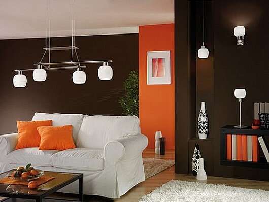 Современна гостиная чёрный и оранжевые стены, белый диван