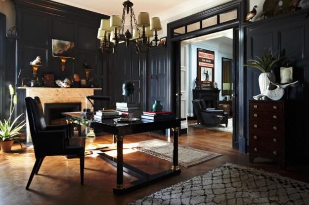 Домашний кабинет в классическом стиле с камином, чёрный цвет в интерьере
