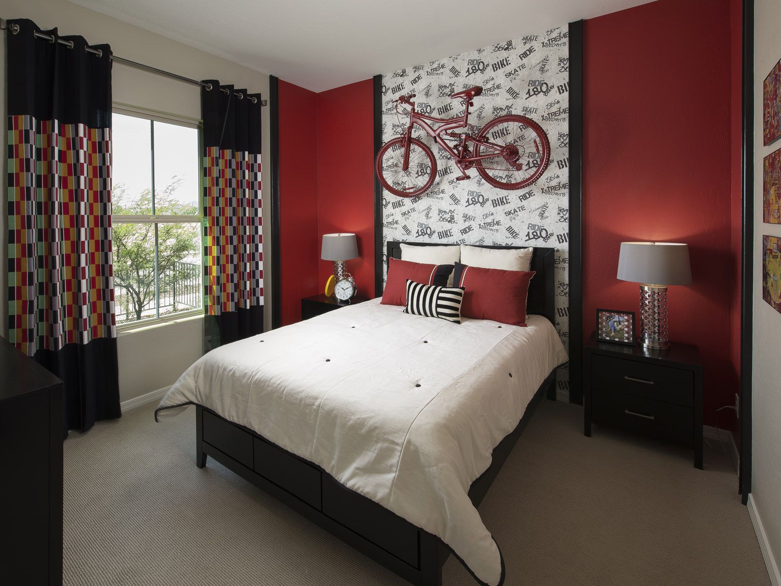 Красно-белый интерьер спальни, велосипед над кроватью, красные стены