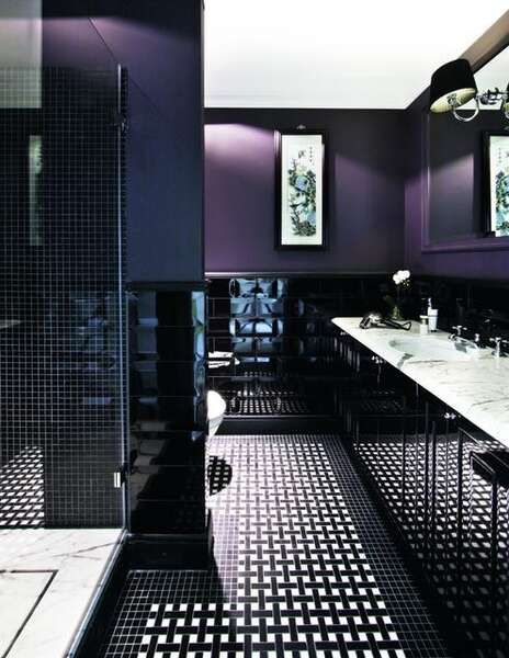 Фиолетовый и чёрный в ванной, картина на стене