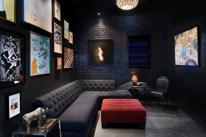 Домашний кинозал, чёрные стены, кирпичная стена, яркие картины, лофт