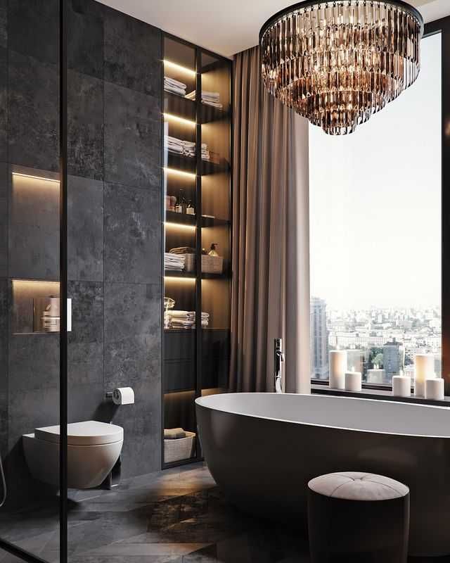 Чёрная ванная с большим окном и желтоватой подсветкой стеллажей