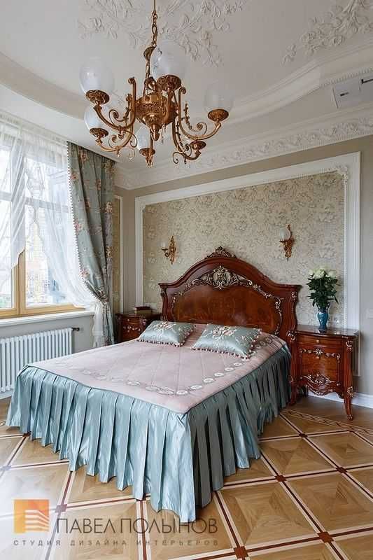 классическая спальня с деревянным изголовьем и панно из обоев за кроватью