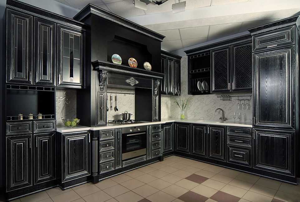 Чёрный кухонный гарнитур в классическом стиле