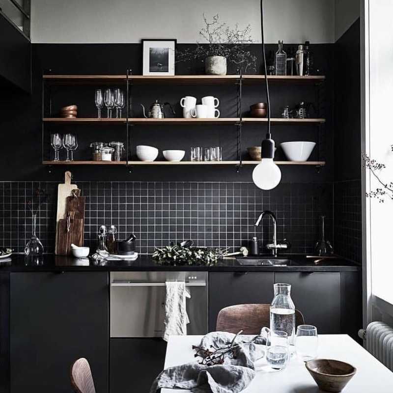 Скандинавская чёрная кухня, открытые полки над плитой
