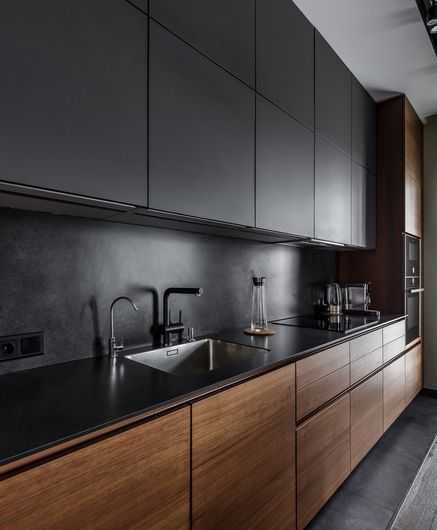Кухонные гарнитур, чёрные шкафы вверху и деревянные коричневые внизу