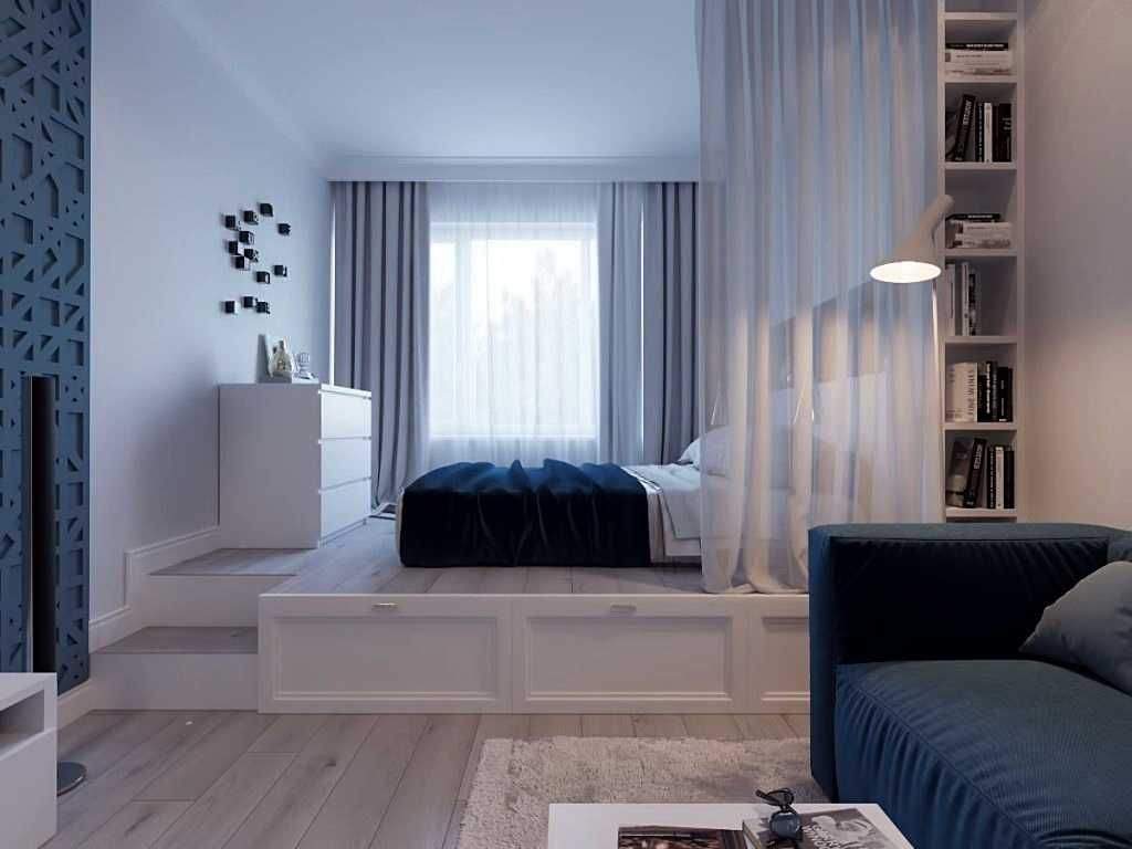 спальня-гостиная, кровать на подиуме отделена занавеской, ящики в подиуме