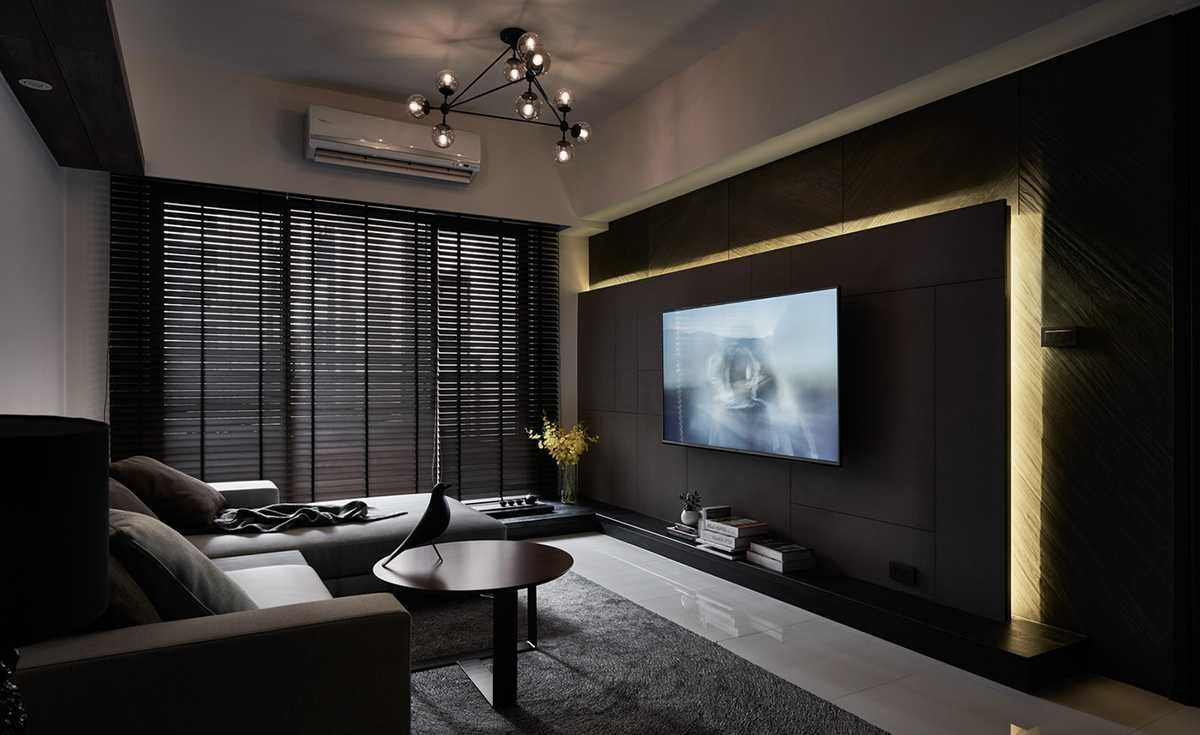Тёмная гостиная, черная стена с телевизором с подсветкой