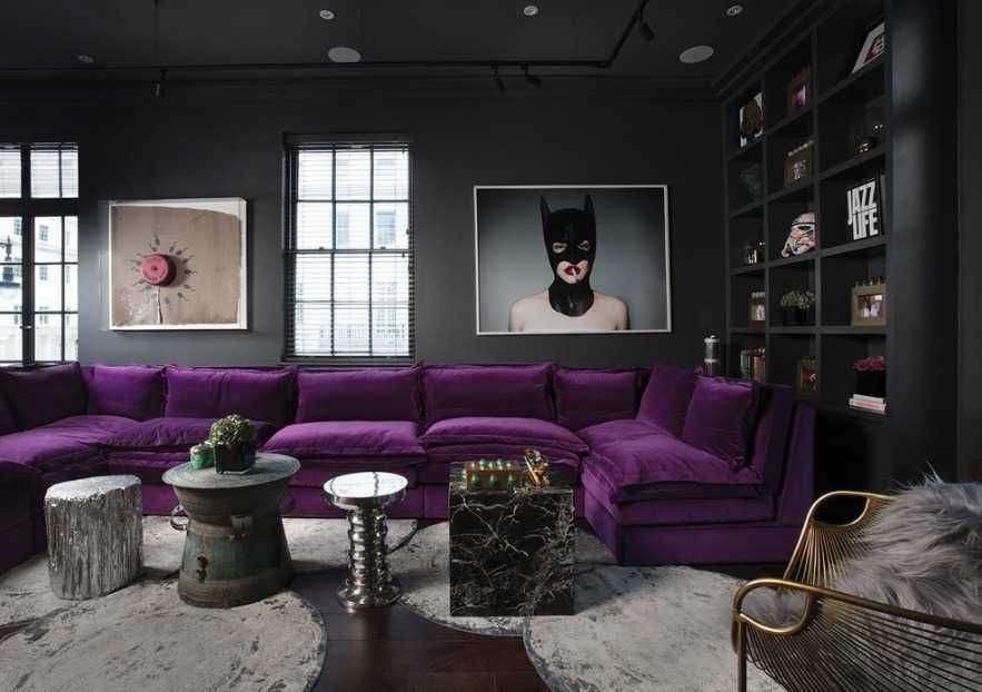 Фиолетовый диван в тёмной гостиной, серый пол, мистический стиль
