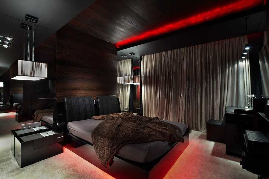 Тёмная спальня с зеркалами и красной подсветкой, серые шторы