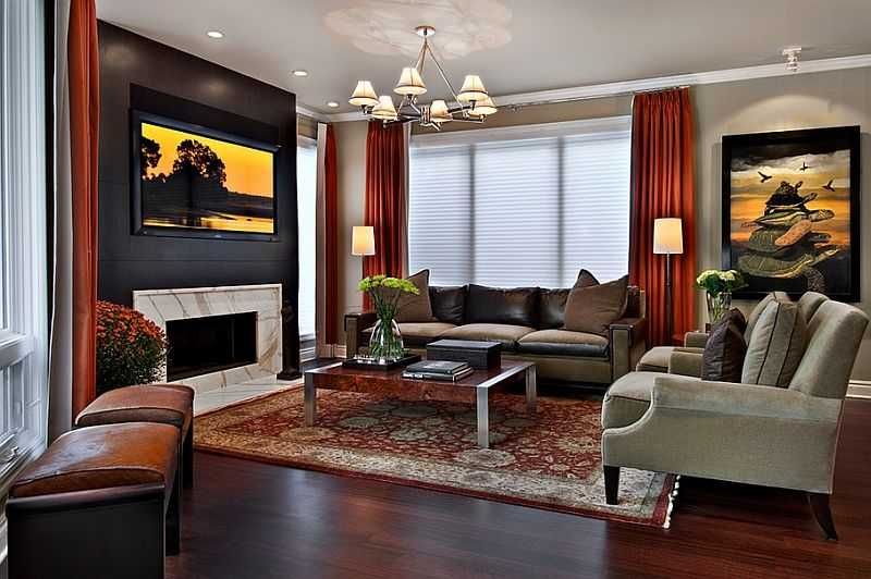 Интерьер гостиной, картина над камином на фоне чёрной стены, серый диван