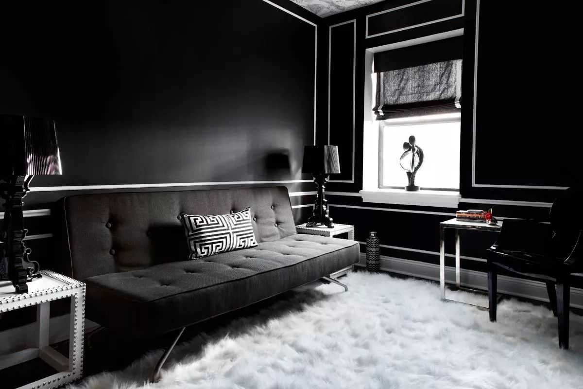 чёрная классическая гостиная, белый ковёр, белые молдинги на чёрных стенах