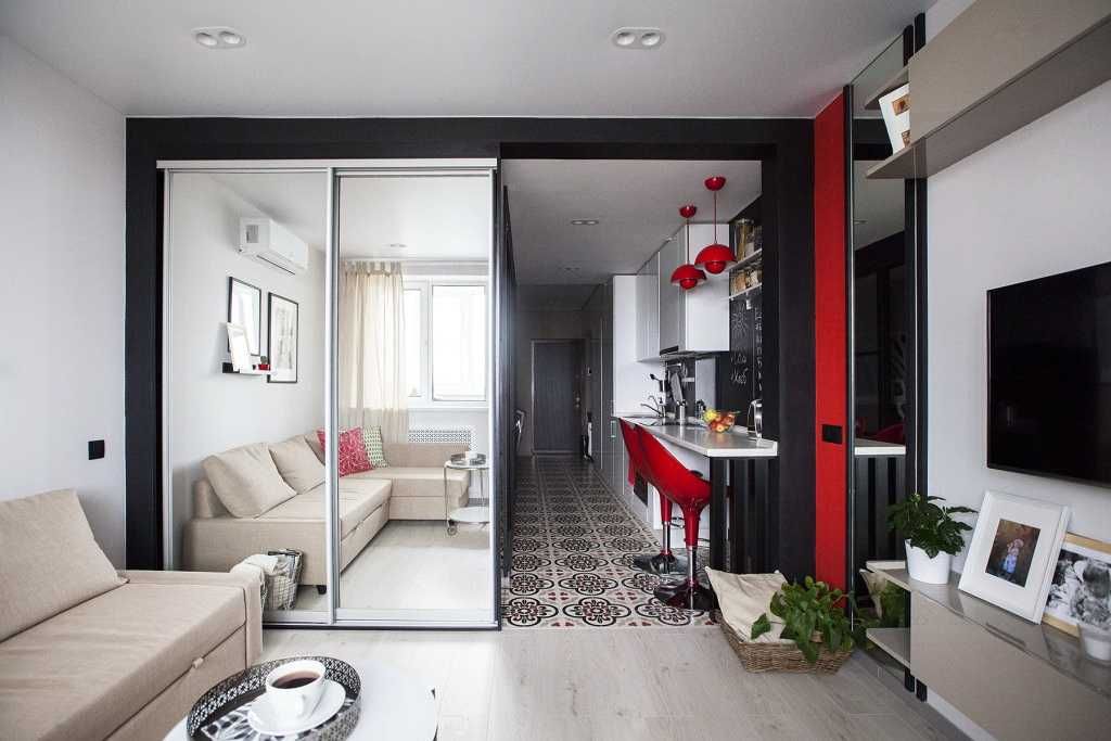Белая гостиная с зеркальным шкафом и дополнительным чёрным и красным