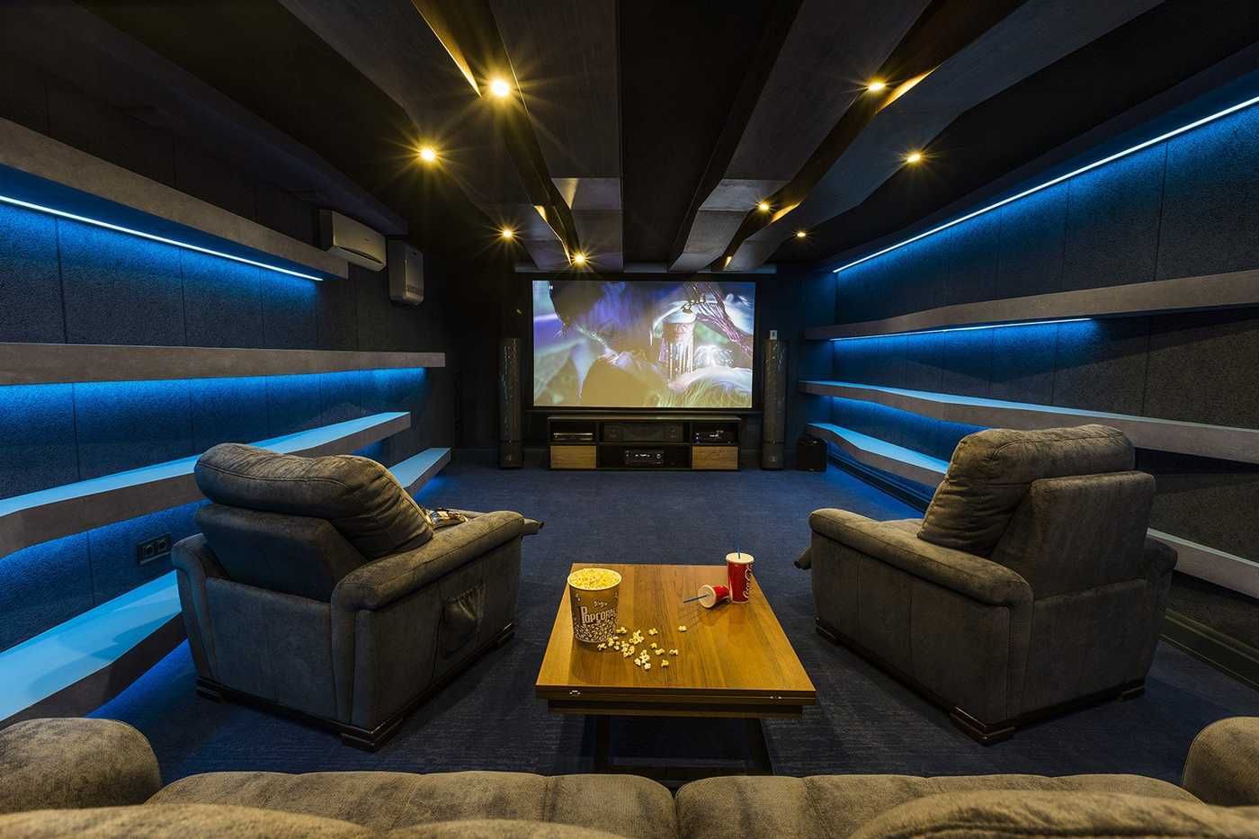 Домашний кинозал, синяя подсветка чёрных стен, экран и два кресла