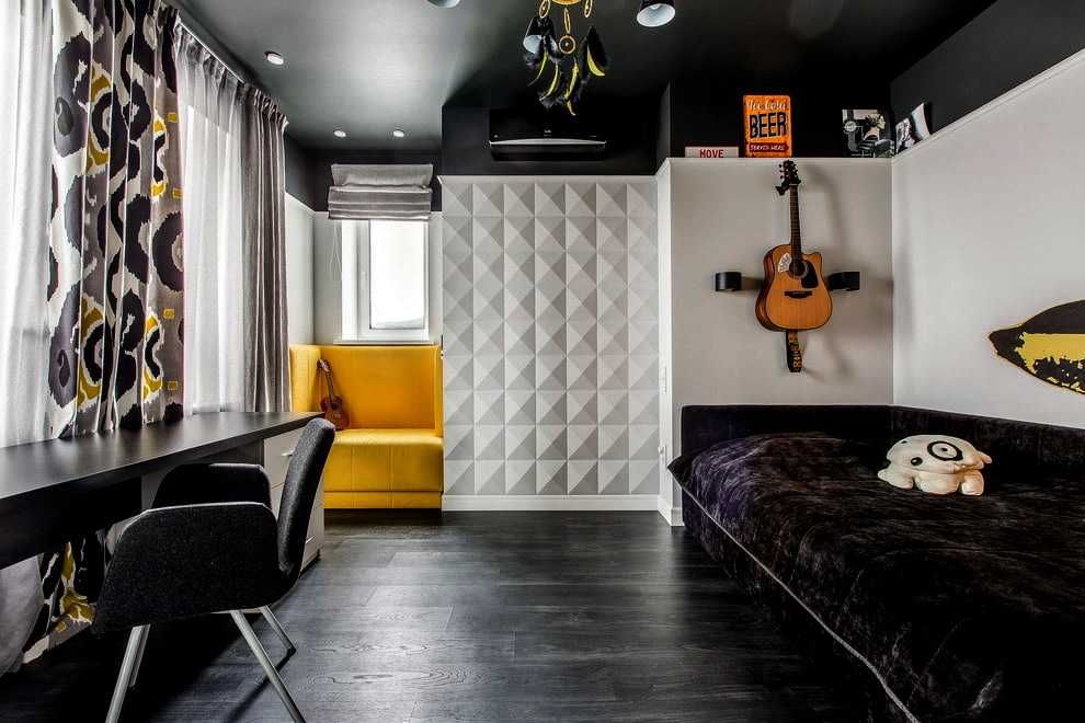 Чёрные пол и потолок в комнате для подростка с белыми стенами, гитара на стене