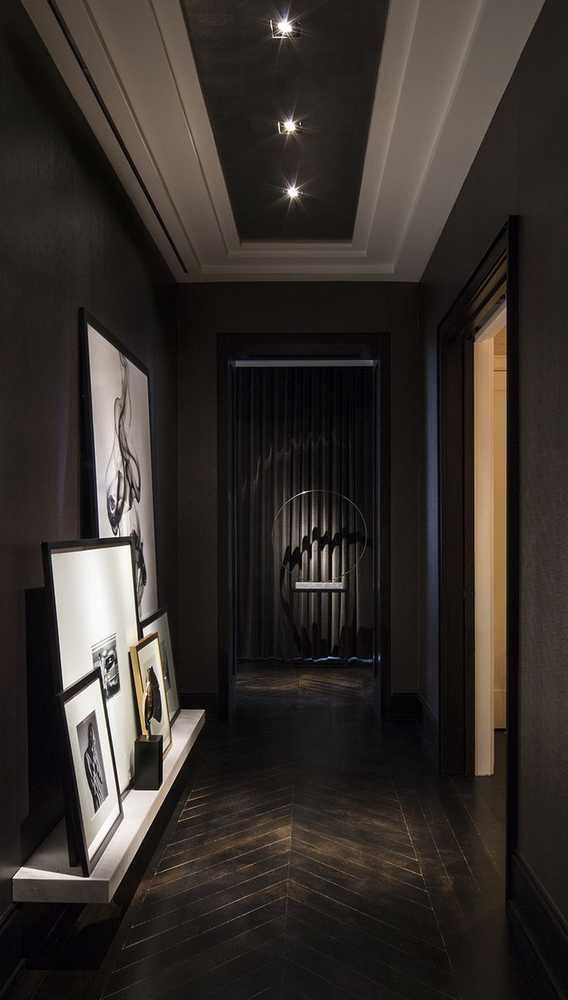 Тёмный коридор с картинами и чёрно-белый потолок