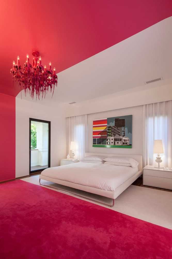 спальня зонирование цветом на две части, белая и розовая части