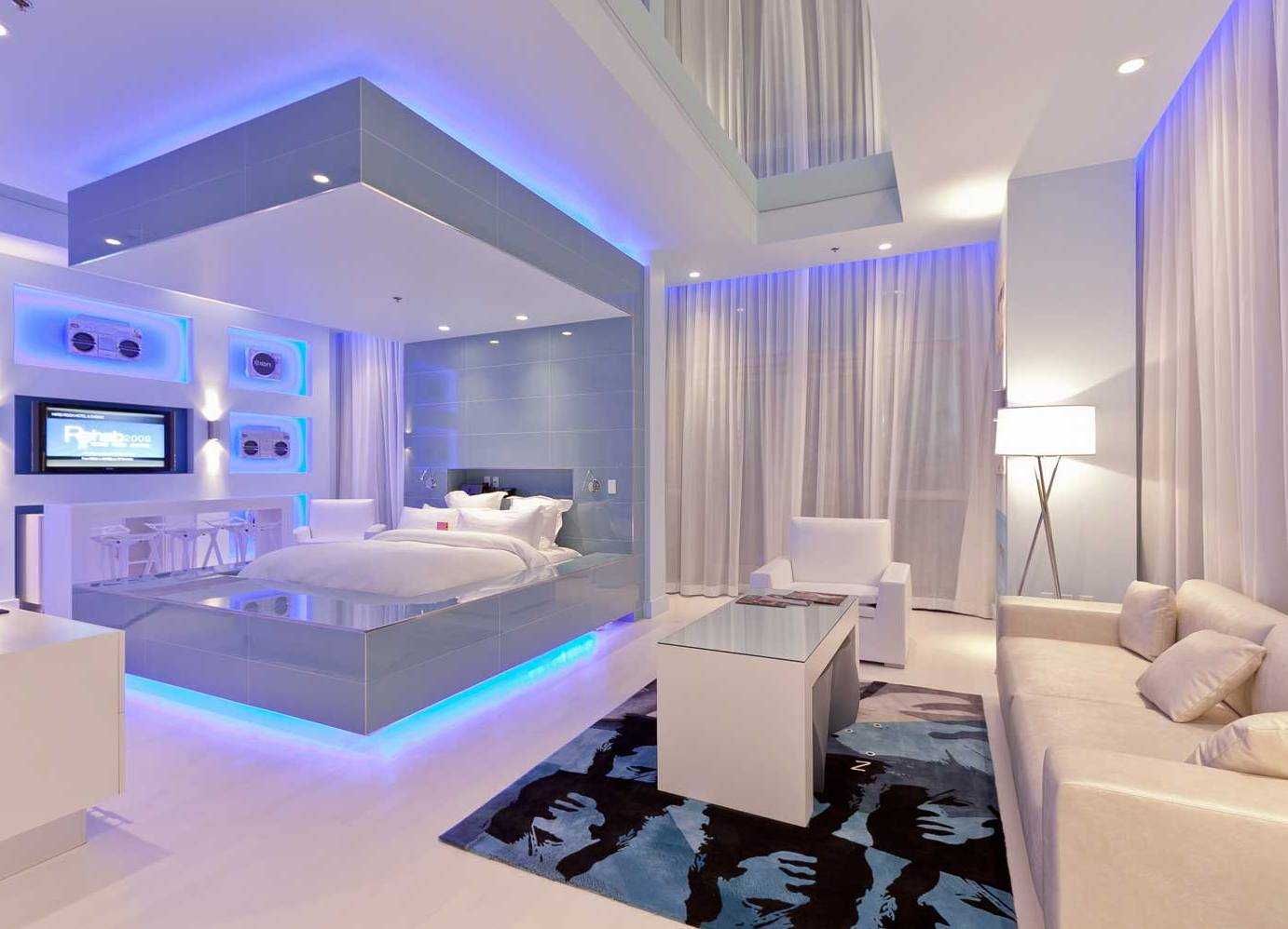 белая гостиная и спальня, синяя подсветка зоны кровати