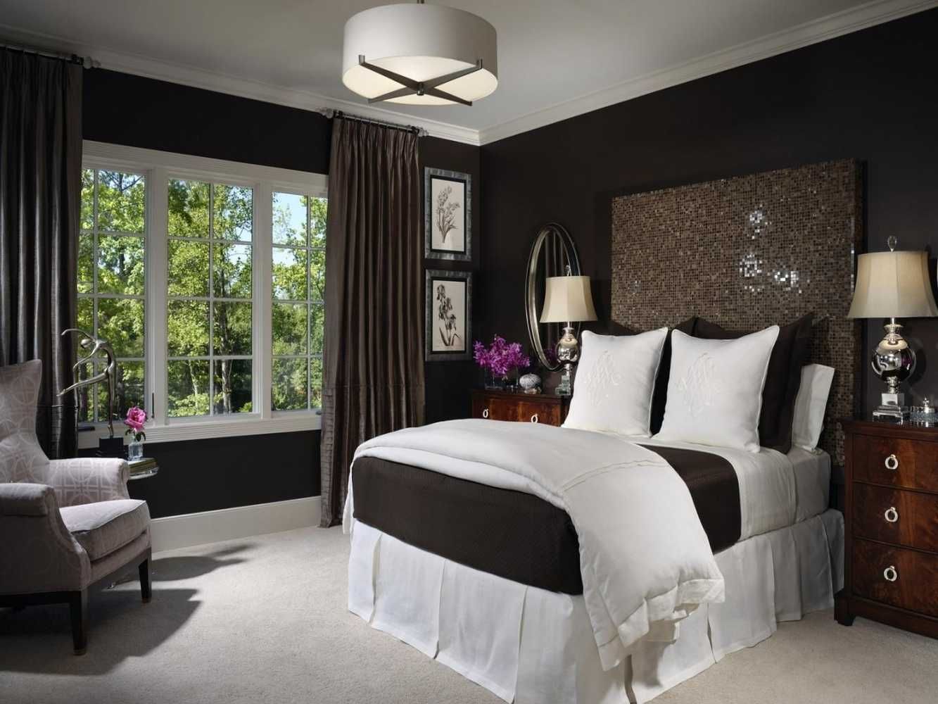 спальня со стенами тёмно-коричневого цвета, оттенок близкий к чёрному