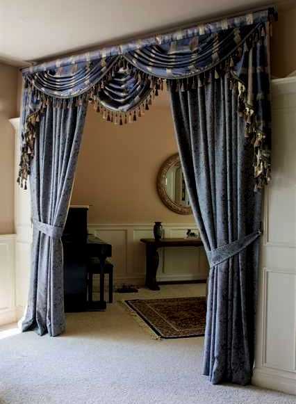 арка в квартире оформлена классической шторой