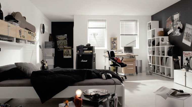 Чёрно-белая комната для подростка, беспорядок в комнате