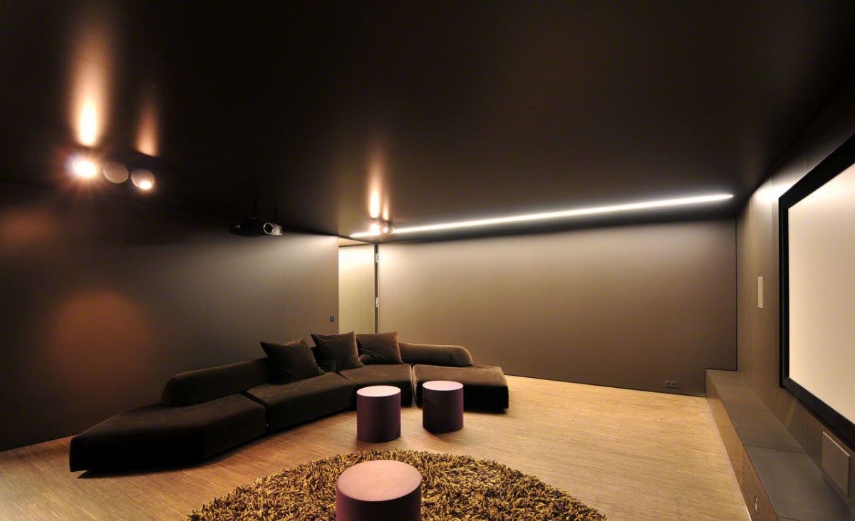 Домашний кинотеатр, светлый деревянный пол в чёрной комнате