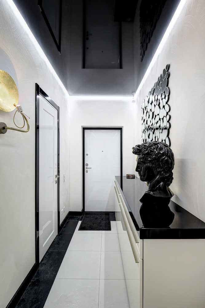 Прихожая и коридор в чёрно-белой гамме с классическими элементами, чёрный натяжной потолок