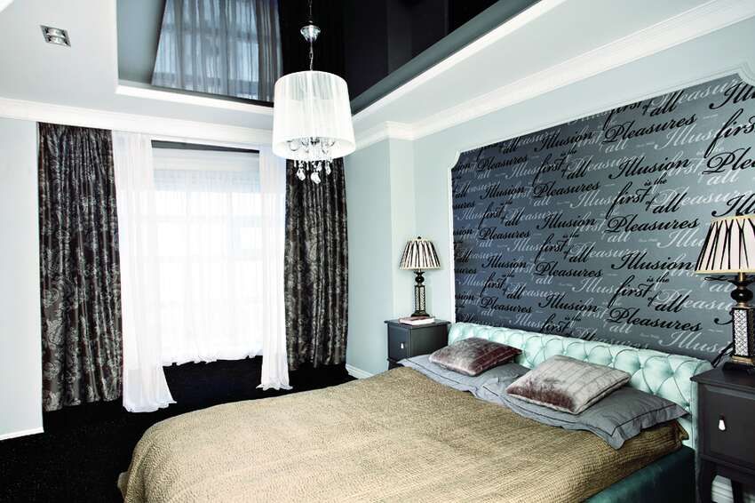 чёрно-белая спальня, панно из обоев над кроватью, чёрный натяжной потолок