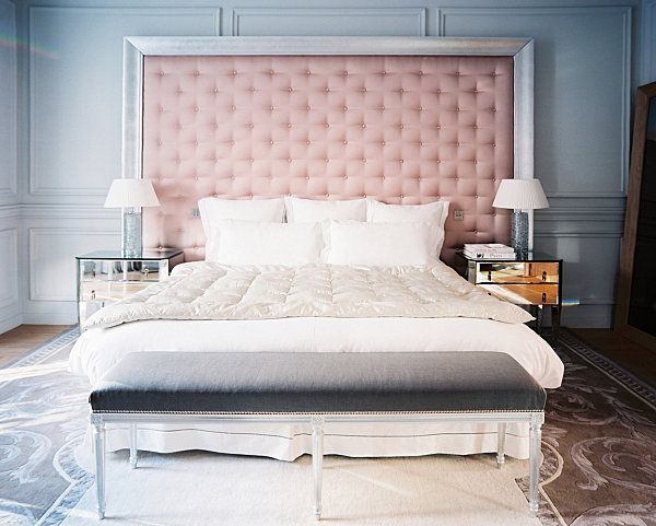 мягкое розовое изголовье кровати, стена за кроватью, неоклассика
