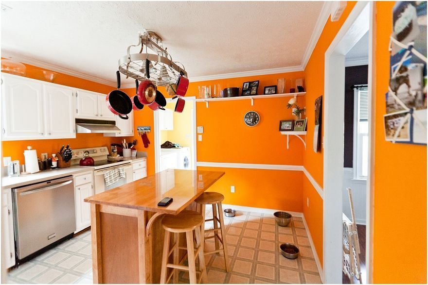 Оранжевые обои на кухне