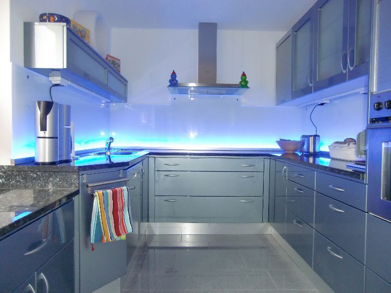 подсветка фартука в кухне, зонирование светом