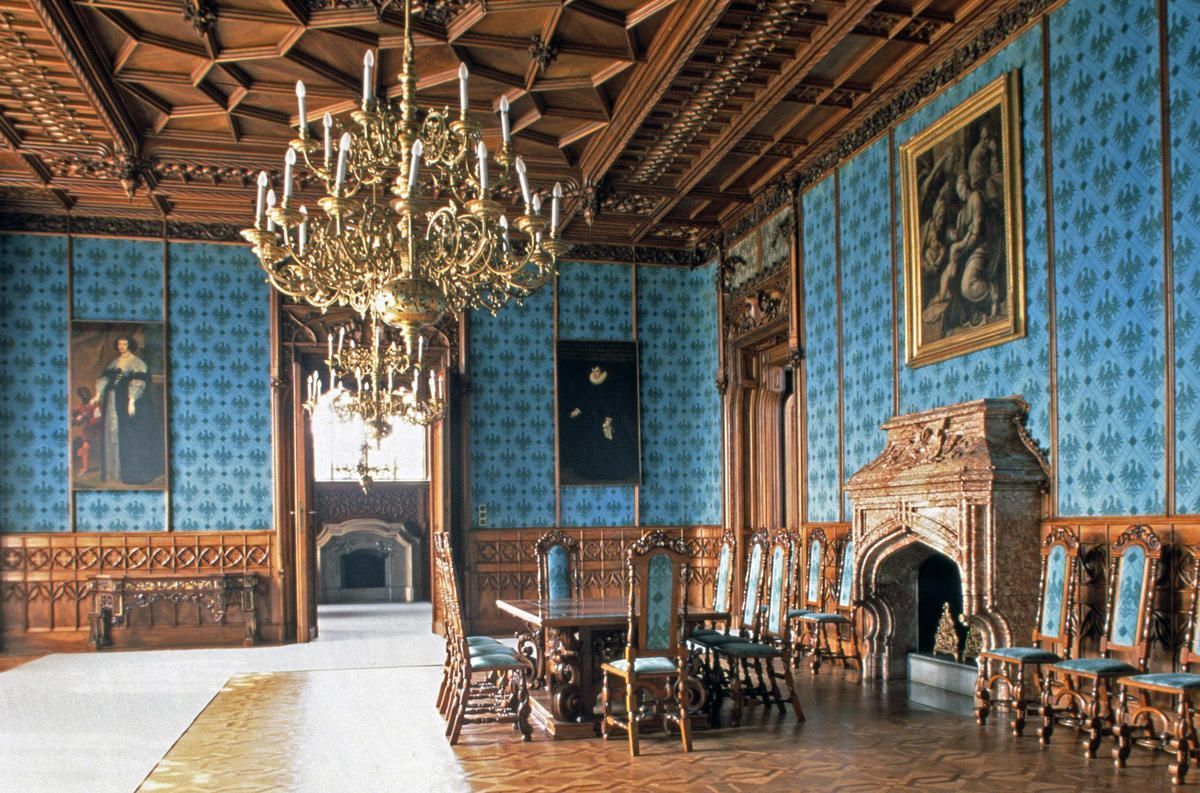 Интерьеры дворцов и замков