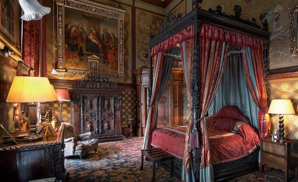 классическая спальня 19 в. в английском замке Истнор