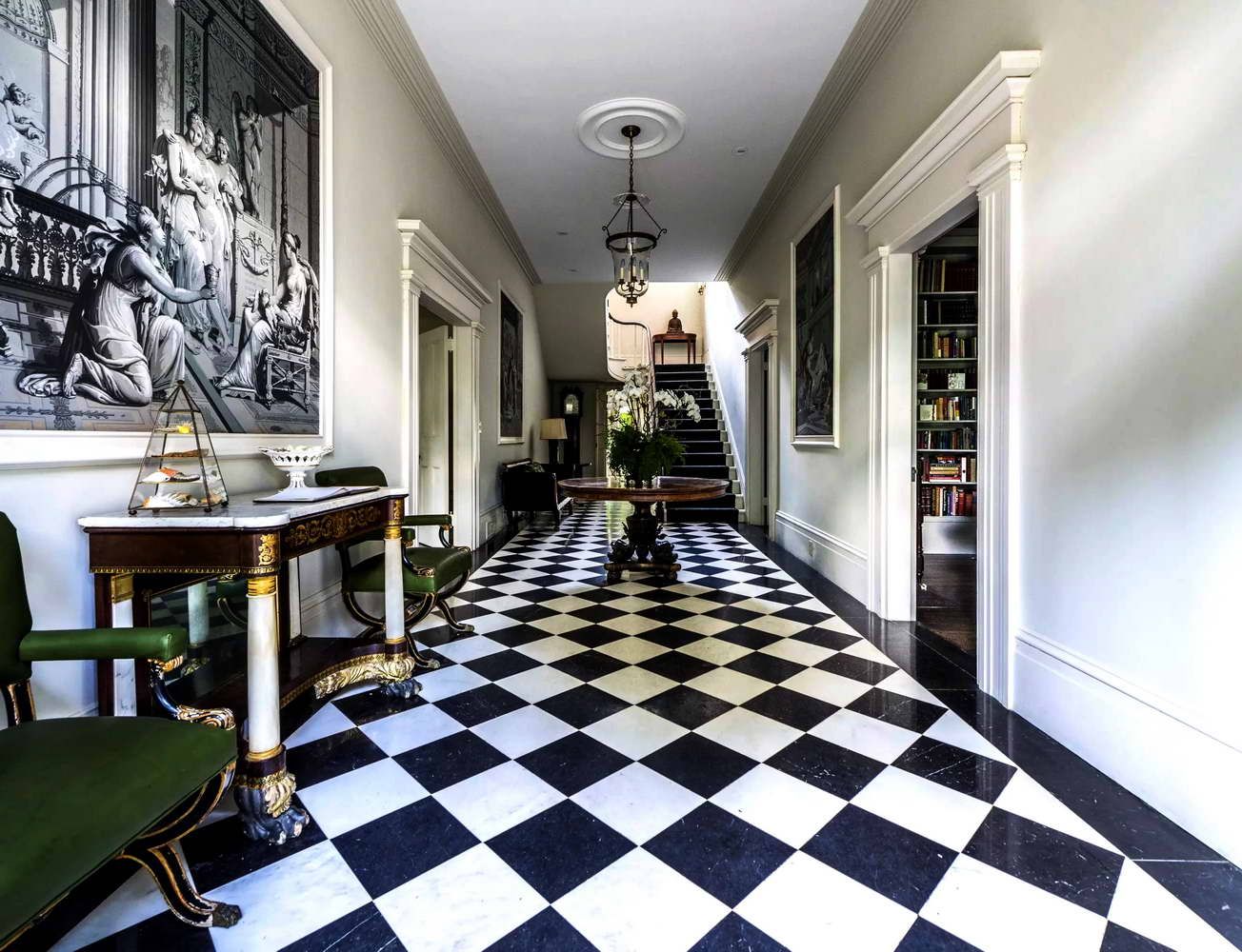 Шахматная раскладка напольной плитки в длинном классическом коридоре
