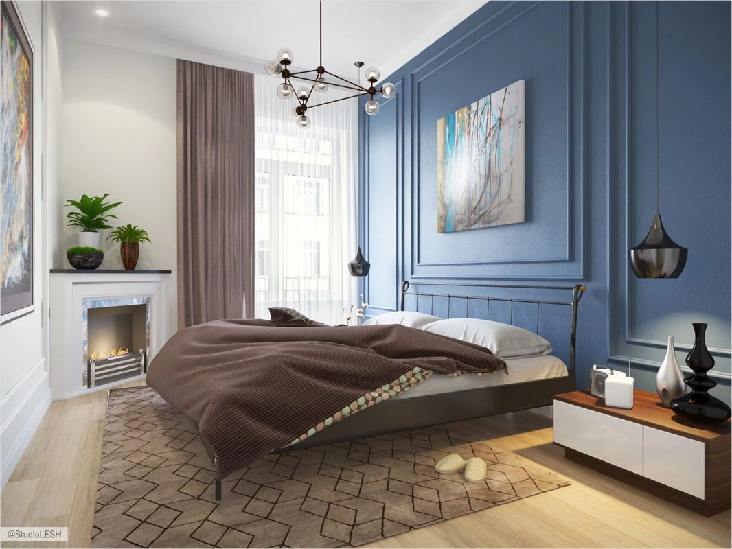синяя спальня с классическими молдингами над кроватью, камин в углу